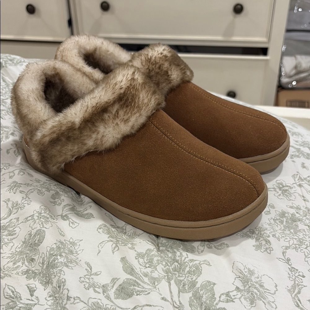 EUC Clark’s faux fur slippers